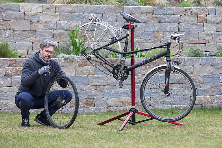 Mit seiner mobilen Werkstatt macht der Stefan Dietrich in Höchberg ein zehn Jahre altes Fahrrad flott, das die  letzten drei Jahre nicht mehr gefahren wurde.