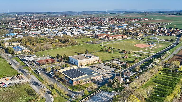 Blick auf das Konversionsgebiet Kessler Field und Yorktown. Auf dem Areal im Vordergrund soll das Klimadorf entstehen, die bestehenden Gebäude bleiben erhalten.&nbsp;