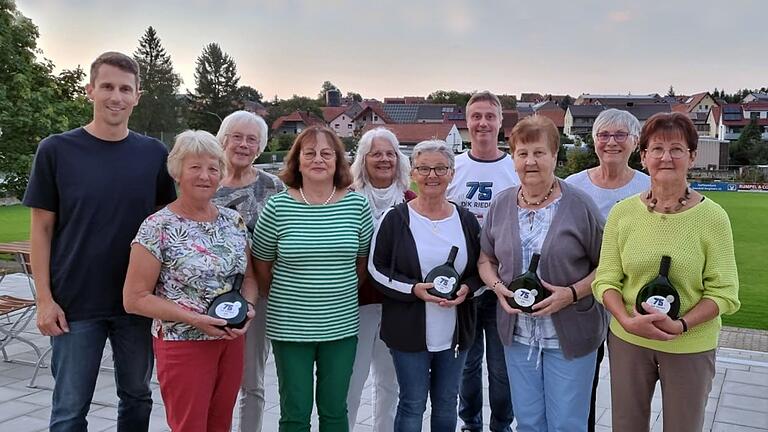 Bei der Feierstunde 50 Jahre Gymnastikgruppe der DJK Rieden (von links): Erster DJK-Vorstand Sven Hippeli, Klara Kaiser, Irmgard Rüth, Abteilungsleiterin Gymnastik Maria Baumann-Rüth, Barbara Heinisch, Wally Kaiser, DJK-Sportvorstand Klaus Keller, Anna Stark, Gabi Strobel und Rosemarie Schraud. Es fehlt Edeltraud Pfeuffer.