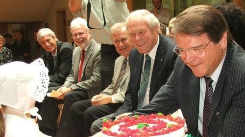 Eine Torte aus Pappmaschee überreichte eine kleine Vogelhochzeiterin ihrem Rektor Dr. Gerhard Köhler. Lachende Beobachter sind (ab Zweiter von links) Hans Schlund von der Regierung von Unterfranken, Karlstadts Bürgermeister Karl-Heinz Keller und Landrat Armin Grein.       -  Eine Torte aus Pappmaschee überreichte eine kleine Vogelhochzeiterin ihrem Rektor Dr. Gerhard Köhler. Lachende Beobachter sind (ab Zweiter von links) Hans Schlund von der Regierung von Unterfranken, Karlstadts Bürgermeister Karl-Heinz Keller und Landrat Armin Grein.