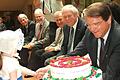 Eine Torte aus Pappmaschee überreichte eine kleine Vogelhochzeiterin ihrem Rektor Dr. Gerhard Köhler. Lachende Beobachter sind (ab Zweiter von links) Hans Schlund von der Regierung von Unterfranken, Karlstadts Bürgermeister Karl-Heinz Keller und Landrat Armin Grein.       -  Eine Torte aus Pappmaschee überreichte eine kleine Vogelhochzeiterin ihrem Rektor Dr. Gerhard Köhler. Lachende Beobachter sind (ab Zweiter von links) Hans Schlund von der Regierung von Unterfranken, Karlstadts Bürgermeister Karl-Heinz Keller und Landrat Armin Grein.