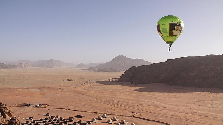 Rhönballon Jordanien       -  Als wäre man auf einem anderen Planeten: Nicht nur die Landschaft, sondern auch das Camp der Ballonfahrer erinnert an eine Marsmission.