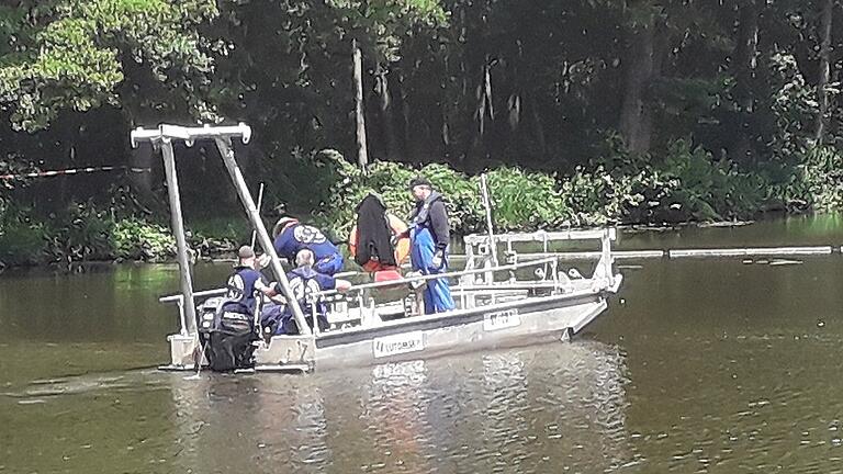 Spezialfirma bei der Bombensuche im Sennfelder Badesee. Sie wurde fündig.