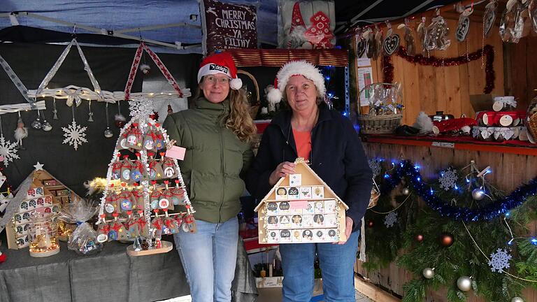 Der Adventsmarkt des Christbaumdorfs Mittelsinn zeigt sich heimelig. Die Aussteller halten viele Geschenkideen bereit. Der Adventsmarkt des Christbaumdorfs Mittelsinn zeigt sich heimelig. Die Aussteller halten viele Geschenkideen bereit.