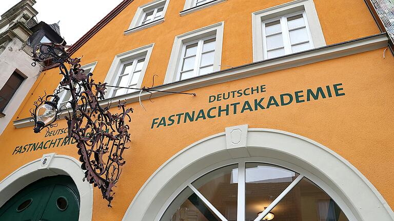 Sogar eine Akademie gibt es für den Fasching - Die 'Deutsche Fastnachtsakademie' in Kitzingen.