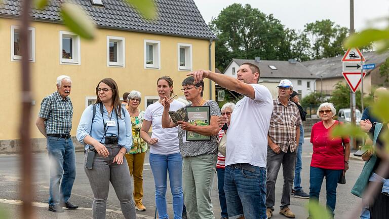 Rundgang durchs Dorf mit der Jury, um zu zeigen, wie vielfältig die wirtschaftliche, soziale und ökologische Dorfentwicklung angegangen wird. Rundgang durchs Dorf mit der Jury, um zu zeigen, wie vielfältig die wirtschaftliche, soziale und ökologische Dorfentwicklung angegangen wird.