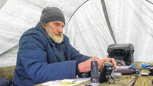 Taschenlampe, Wecker und Radio: Damit ist die Wohnung des Obdachlosen auf einer Bank am Radweg eingerichtet. Taschenlampe, Wecker und Radio: Damit ist die Wohnung des Obdachlosen auf einer Bank am Radweg eingerichtet.