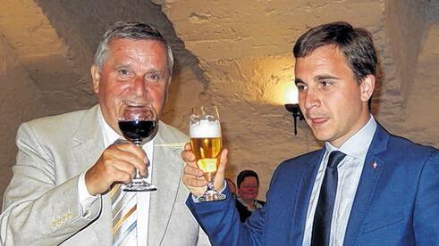 Der Deutsche mit Wein, der Franzose mit Bier: Altbürgermeister Siegfried Selinger (links) und Ouistrehams Bürgermeister RomainBail stoßen an.