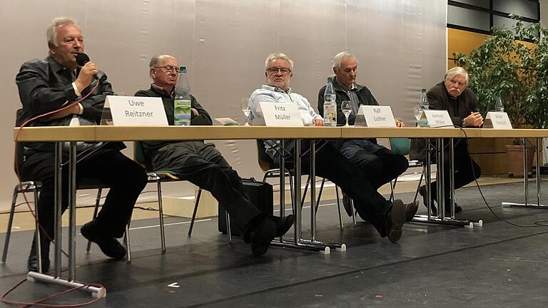 Zeitzeugen berichteten über das Leben an der Grenze. Von links: die ehemaligen Grenzkompanieangehörigen Uwe Reitzner und Fritz Müller sowie Ralf Luther, Gerhard Müller aus Birx und der einstige Beamte der bayerischen Grenzpolizei, Detlef Deutsch.