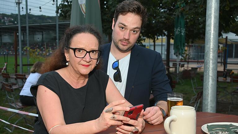 Enttäuscht verfolgten Linken-Abgeordnete Simone Barrientos und Co-Kreisvorsitzender Dominik Kuzmek am Wahlabend die Ergebnisse ihrer Partei bei der Bundestagswahl. Enttäuscht verfolgten Linken-Abgeordnete Simone Barrientos und Co-Kreisvorsitzender Dominik Kuzmek am Wahlabend die Ergebnisse ihrer Partei bei der Bundestagswahl.