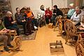 Geschäftige Runde im Familienzentrum 'Komm'. Dort hat die Creglinger Spinnstube nach der Corona-Pause eine neue Heimat gefunden.&nbsp;