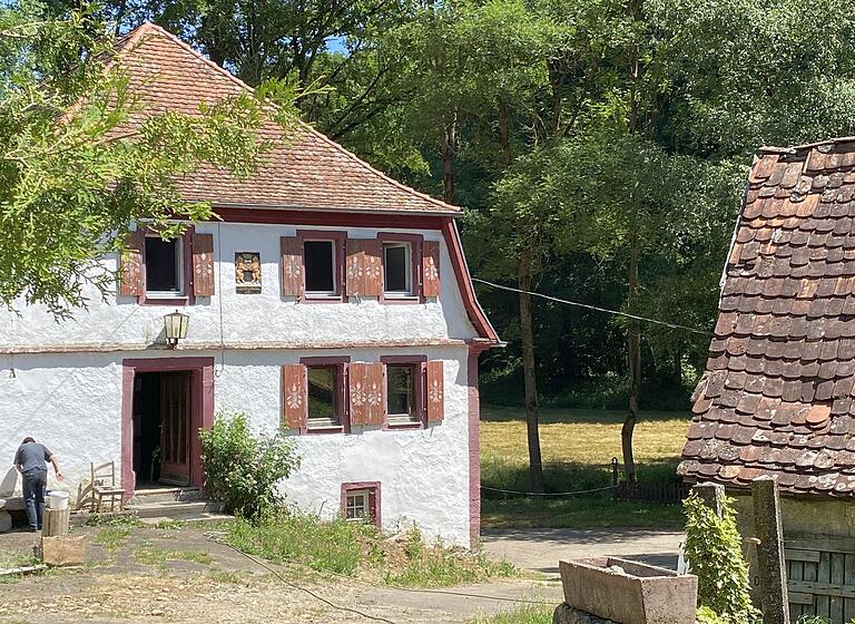 Wanderung im Tal der Schandtauber bei Rothenburg ob der Tauber: Immer wieder sieht man solche ehemaligen Mühlen, die zum Teil schon im 14. Jahrhundert gebaut worden waren. Manche sind verfallen, manche in Privatbesitz. Hier: die Obermühle bei Bettenfeld, 1383 erstmals urkundlich erwähnt. Wanderung im Tal der Schandtauber bei Rothenburg ob der Tauber: Immer wieder sieht man solche ehemaligen Mühlen, die zum Teil schon im 14. Jahrhundert gebaut worden waren. Manche sind verfallen, manche in Privatbesitz. Hier: die Obermühle bei Bettenfeld, 1383 erstmals urkundlich erwähnt.