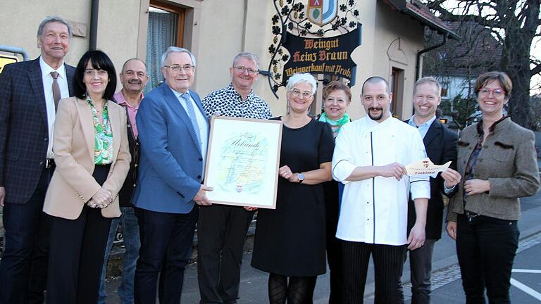 Die Hauptdarsteller bei der Preisverleihung des 'Goldenen Fisches' in Fahr (von links): Robert Finster, Claudia Amberger-Berkmann, Willi Stein, Bezirkstagspräsident Stefan Funk, Thomas und Heike Braun, Gerlinde Martin, Marco Heining, Michael Kolahsa und Michaela Gerstner-Scheller.