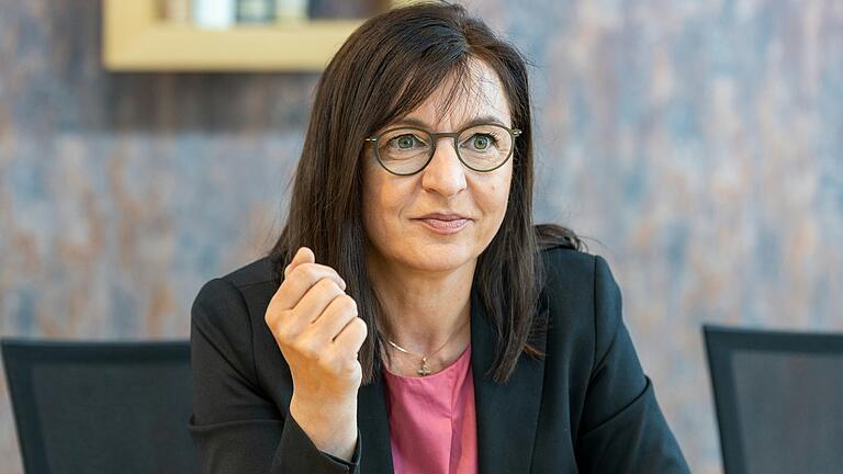 Die unterfränkische CSU-Landtagsabgeordnete Barbara Becker ärgert sich über falsche Daten aus dem Bayerischen Umweltministerium zur Wasserentnahme in Unterfranken. Die unterfränkische CSU-Landtagsabgeordnete Barbara Becker ärgert sich über falsche Daten aus dem Bayerischen Umweltministerium zur Wasserentnahme in Unterfranken.
