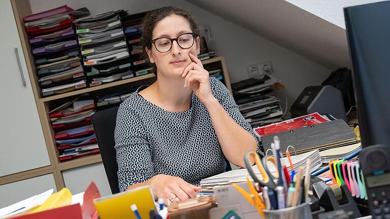 Es gibt Tage, da sitzt Marina Eltschka bis zu zehn Stunden in ihrem Büro, um sich durch Anträge und Formulare für ihren Betrieb zu wühlen.