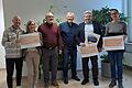 Bei der Spendenübergabe in Karlstadt: Simon Schaub (von links), Dorothee Brönner, beide von der Tagespflege Steinfeld, Klaus Becker (Caritas Sozialstation St. Rochus), Stefan Schinagl (Die Energie), Stefan Zöller (Kinderhospiz) und Leonie Gerhard (Katzenhilfe).