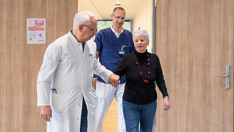 Erika Longino ist noch etwas unsicher auf den Beinen. Prof. Dr. Sebastian Kerber und Dr. Jan Kikec stehen ihr zur Seite. Erika Longino ist noch etwas unsicher auf den Beinen. Prof. Dr. Sebastian Kerber und Dr. Jan Kikec stehen ihr zur Seite.