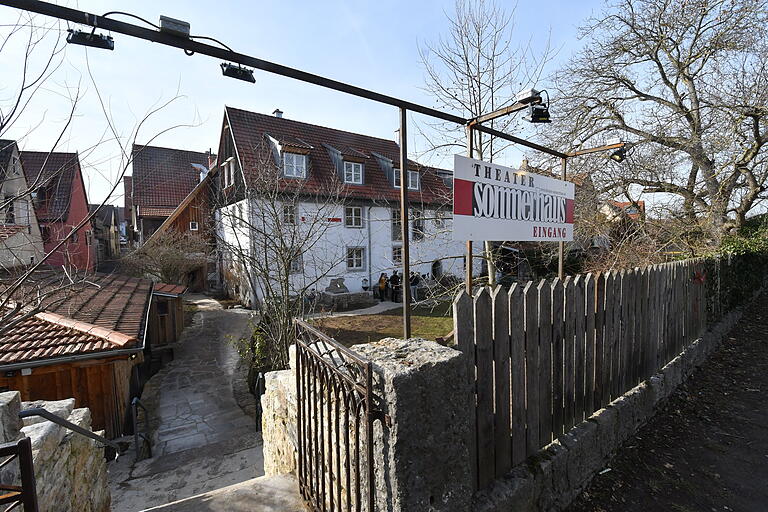 Im Winterhäuser Altort mit Zugang zum Main liegt das alte Gebäude, in dem das Theater 'Sommerhaus' eine neue Heimat gefunden hat. Im Winterhäuser Altort mit Zugang zum Main liegt das alte Gebäude, in dem das Theater 'Sommerhaus' eine neue Heimat gefunden hat.