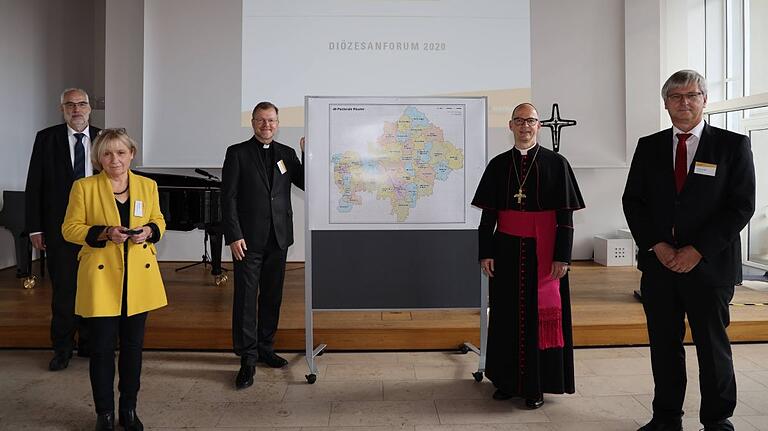 Beim Diözesanforum im Würzburger Burkardushaus wurde die neue Bistumskarte mit 40 pastoralen Räumen vorgestellt. Von links: Domkapitular Christoph Warmuth, Pastoralreferentin Monika Albert, Generalvikar Jürgen Vorndran, Bischof Franz Jung, Diözesanratsvorsitzender Michael Wolf. Beim Diözesanforum im Würzburger Burkardushaus wurde die neue Bistumskarte mit 40 pastoralen Räumen vorgestellt. Von links: Domkapitular Christoph Warmuth, Pastoralreferentin Monika Albert, Generalvikar Jürgen Vorndran, Bischof Franz Jung, Diözesanratsvorsitzender Michael Wolf.