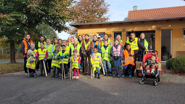 Mit vereinten Kräften machten sich die Neudorfer Jugend und Eltern auf, um den Müll und Unrat in Neudorf aufzuspüren und einzusammeln. Mit vereinten Kräften machten sich die Neudorfer Jugend und Eltern auf, um den Müll und Unrat in Neudorf aufzuspüren und einzusammeln.