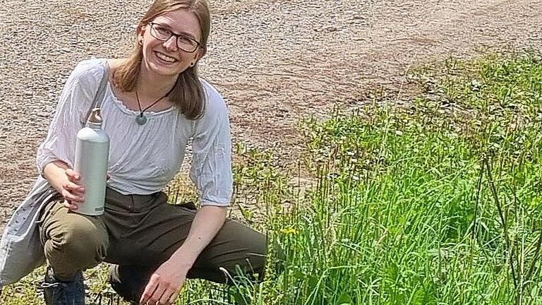 Quellenprojekt der Kreisgruppe Bad Kissingen des Bund Naturschutz - Carina Kömpel ist Projektleiterin des Quellenschutzprojekts und Ansprechpartnerin für alle diejenigen, die gerne bei der Quellenerfassung mit helfen würden. Quellenprojekt der Kreisgruppe Bad Kissingen des Bund Naturschutz - Carina Kömpel ist Projektleiterin des Quellenschutzprojekts und Ansprechpartnerin für alle diejenigen, die gerne bei der Quellenerfassung mit helfen würden.