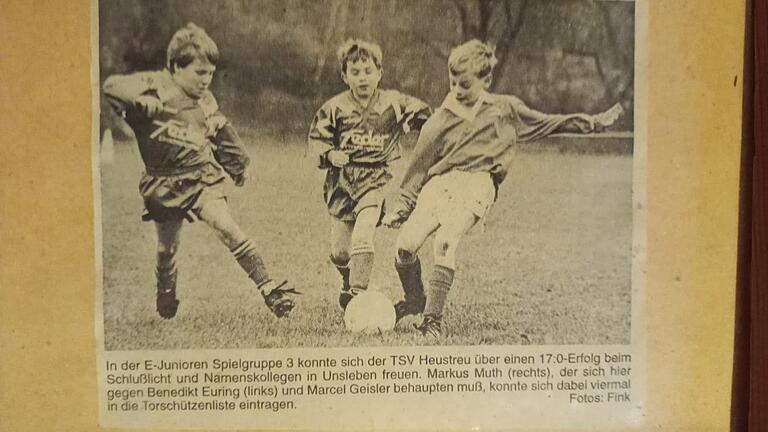 Dieses 25 Jahre alte Zeitungsfoto hängt bei Markus Muth eingerahmt an der Wand. Damals spielte er noch für den TSV Heustreu, mit dem er im Derby den TSV Unsleben mit 17:0 besiegte. Dieses 25 Jahre alte Zeitungsfoto hängt bei Markus Muth eingerahmt an der Wand. Damals spielte er noch für den TSV Heustreu, mit dem er im Derby den TSV Unsleben mit 17:0 besiegte.