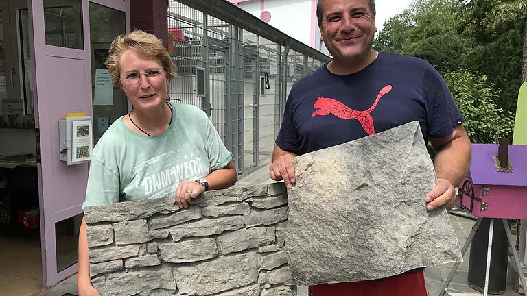 Wie eine Steinlandschaft werden die Buchten im neuen Kleintierhaus aussehen. 2. Vorsitzende Julia Fischer und Tierpfleger Rudolf Schleich zeigen Teile aus glasfaserverstärktem Kunststoff, die eingebaut werden. Foto: Regina Urbon