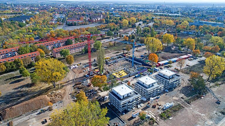Die Drohnenaufnahme zeigt im Vordergrund das Bauvorhaben „Living@Manor“, dahinter das zweite Bauvorhaben „Living@Askren“. Die Drohnenaufnahme zeigt im Vordergrund das Bauvorhaben „Living@Manor“, dahinter das zweite Bauvorhaben „Living@Askren“.