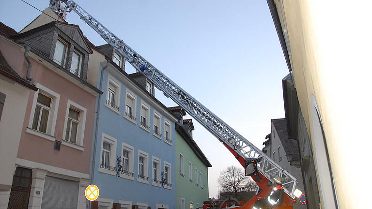 Schadenskontrolle: Die Feuerwehr inspiziert die Dächer, die ein Holzbauteil eines Kranes in der Kitzinger Altstadt beschädigte. Schadenskontrolle: Die Feuerwehr inspiziert die Dächer, die ein Holzbauteil eines Kranes in der Kitzinger Altstadt beschädigte.