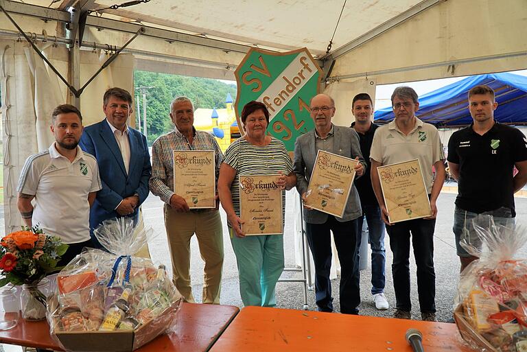 Langjährige Ehrungen beim Sportfest Gräfendorf von links: Johannes Gebauer (Sport), Bürgermeister Johannes Wagenpfahl, die Ehrenmitglieder Alfred und Monika Frank, Philipp Wagenpfahl (Öffentlichkeit und Verwaltung), Ehrenmitglied Günter Vogt (Finanzen) und Ludwig Kleinhenz (Gebäude und Anlagen). Langjährige Ehrungen beim Sportfest Gräfendorf von links: Johannes Gebauer (Sport), Bürgermeister Johannes Wagenpfahl, die Ehrenmitglieder Alfred und Monika Frank, Philipp Wagenpfahl (Öffentlichkeit und Verwaltung), Ehrenmitglied Günter Vogt (Finanzen) und Ludwig Kleinhenz (Gebäude und Anlagen).