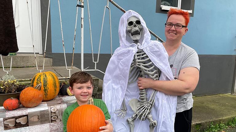 Angelika Lamparter aus Sickershausen liebt Halloween und schmückt am 31. Oktober Haus und Hof. Sohn Ruben hilft seiner Mama gerne beim Dekorieren – und beim Kürbisaushöhlen. Angelika Lamparter aus Sickershausen liebt Halloween und schmückt am 31. Oktober Haus und Hof. Sohn Ruben hilft seiner Mama gerne beim Dekorieren – und beim Kürbisaushöhlen.