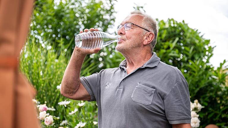 Gerade für ältere Menschen kann zu viel Hitze gefährlich werden. Trinken ist ein Muss. Gerade für ältere Menschen kann zu viel Hitze gefährlich werden. Trinken ist ein Muss.