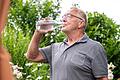 Gerade für ältere Menschen kann zu viel Hitze gefährlich werden. Trinken ist ein Muss.