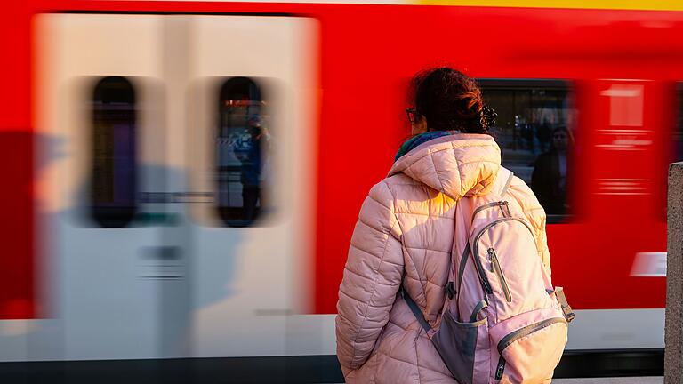 Eine Frau wartet am Hauptbahnhof in Schweinfurt auf einen Zug.