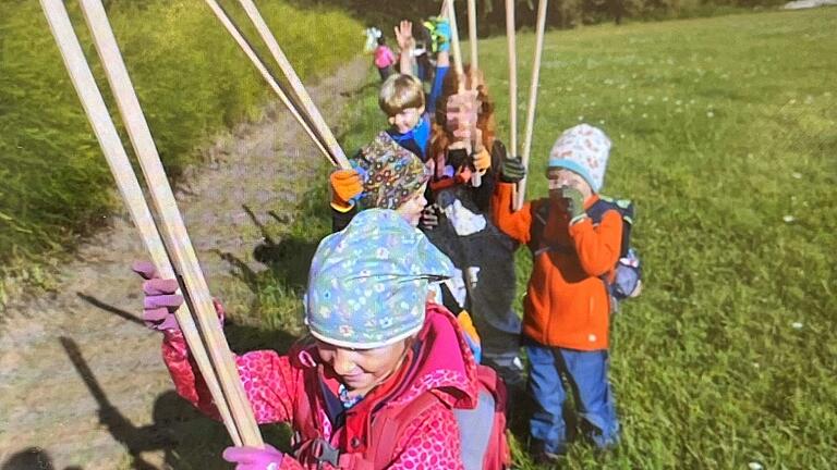 Mit riesigen Greifpinzetten sammelten die Waldkinder den Müll.