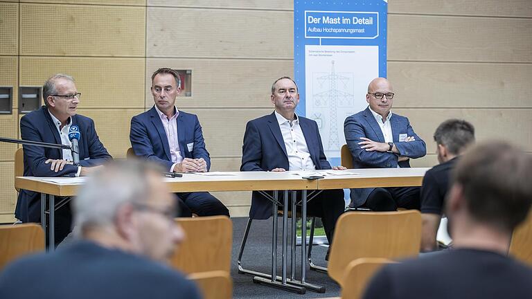 Pressekonferenz zum Projekt P540 mit (von links) Robert Pfügl (Bayernwerk Netz GmbH), Thomas Ehrhardt-Unglaub (Tennet), Wirtschafts- und Energieminister Hubert Aiwanger und Münnerstadts Bürgermeister Michael Kastl. - Pressekonferenz zum Projekt P540 mit (von links) Robert Pfügl (Bayernwerk Netz GmbH), Thomas Ehrhardt-Unglaub (Tennet), Wirtschafts- und Energieminister Hubert Aiwanger und Münnerstadts Bürgermeister Michael Kastl. Pressekonferenz zum Projekt P540 mit (von links) Robert Pfügl (Bayernwerk Netz GmbH), Thomas Ehrhardt-Unglaub (Tennet), Wirtschafts- und Energieminister Hubert Aiwanger und Münnerstadts Bürgermeister Michael Kastl. - Pressekonferenz zum Projekt P540 mit (von links) Robert Pfügl (Bayernwerk Netz GmbH), Thomas Ehrhardt-Unglaub (Tennet), Wirtschafts- und Energieminister Hubert Aiwanger und Münnerstadts Bürgermeister Michael Kastl.