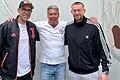 Der 1. Vorsitzende der SG Dittelbrunn, Martin Thimann (Mitte), präsentiert den neuen Trainer Elio Trasente (links) und den neuen Co-Trainer Manuel Ganz.