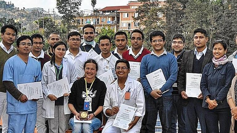 Große Resonanz: Die medizinischen Fortbildungen, die die Bad Königshofener Ärztin Birgit Kirsch in den vergangenen Wochen in den Krankenhäusern rund um Kathmandu angeboten hat, waren sehr gut besucht. Natürlich gab es nach bestandener Prüfung eine Urkunde.