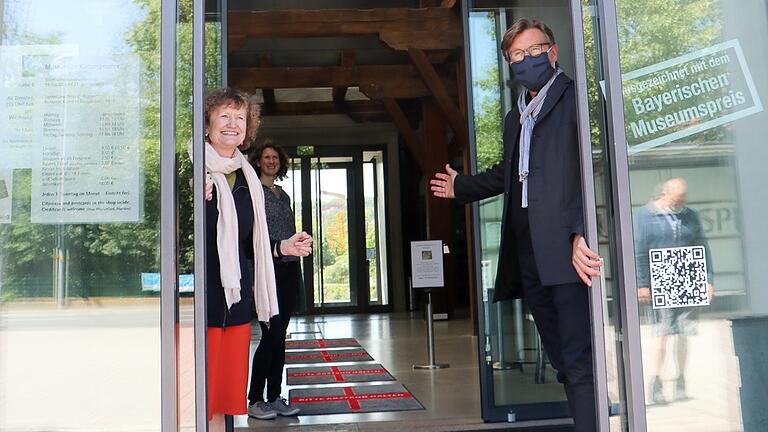 Dr. Marlene Lauter, Leiterin des Museums im Kulturspeicher, Dr. Henrike Holsing, Kuratorin der Gurlitt-Ausstellung und stellvertretende Leiterin des Museums, und Achim Könneke, Kulturreferent der Stadt Würzburg, bei der Wiedereröffnung des Museums im Kulturspeicher. Dr. Marlene Lauter, Leiterin des Museums im Kulturspeicher, Dr. Henrike Holsing, Kuratorin der Gurlitt-Ausstellung und stellvertretende Leiterin des Museums, und Achim Könneke, Kulturreferent der Stadt Würzburg, bei der Wiedereröffnung des Museums im Kulturspeicher.