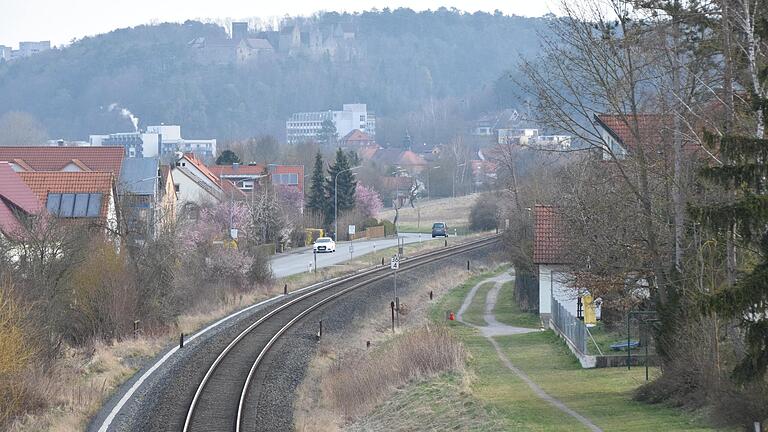 Weil die Bahn mitten durch den Ort führt, wäre Salz für einen Bahnhaltepunkt prädestiniert, hieß es bei der Bürgerversammlung.