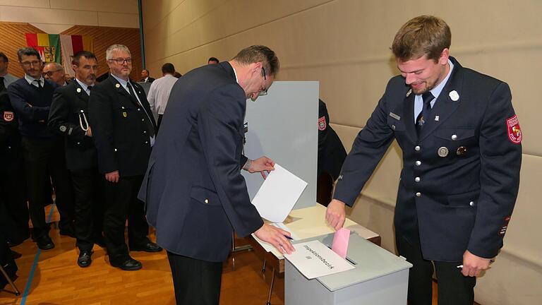 76 Kommandantinnen und Kommandanten der Feuerwehren im Landkreis, wie hier zum Beispiel Christian Meisch (rechts) von der Feuerwehr Haßfurt, gaben bei der Wahl des Kreisbrandrats ihre Stimme ab. 76 Kommandantinnen und Kommandanten der Feuerwehren im Landkreis, wie hier zum Beispiel Christian Meisch (rechts) von der Feuerwehr Haßfurt, gaben bei der Wahl des Kreisbrandrats ihre Stimme ab.