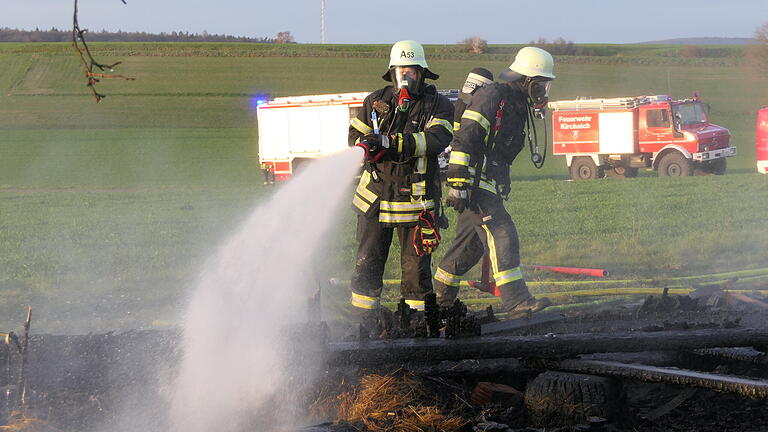 Die Atemschutzgeräteträger der Feuerwehren Kirchaich und Weisbrunn hatten das Feuer schnell unter Kontrolle. Die Atemschutzgeräteträger der Feuerwehren Kirchaich und Weisbrunn hatten das Feuer schnell unter Kontrolle.