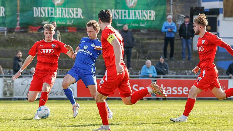 Lukas Imgrund (Zweiter von links) vom FV 04 Würzburg kommt nach einem Doppelpass mit Moritz Gündling (nicht im Bild) vor dem Ingolstädter Tor zum Schuss.