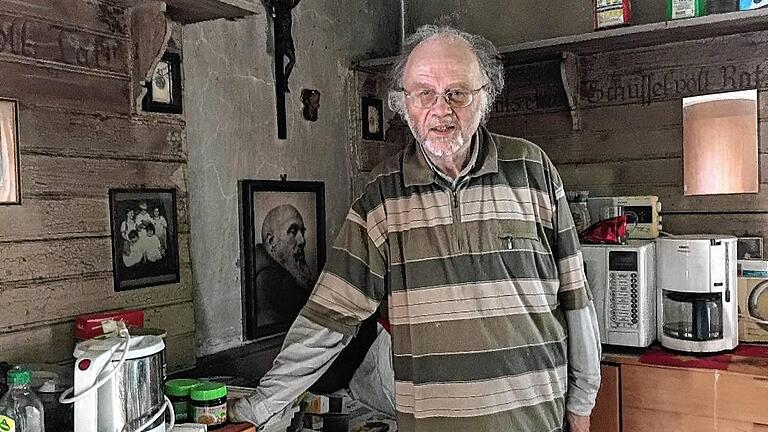 Michael Fey in seiner Küche. Geld fürs  Renovieren hat er nicht. Immerhin ist die Küche im Winter warm; die anderen Zimmer heizt der Lohrer nicht. Zu teuer.