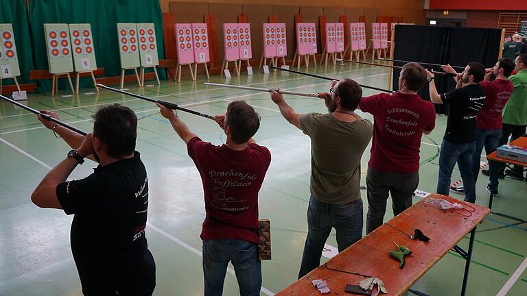 In Reih und Glied: 151 Blasrohrschützen traten an beim 3. Unterfranken-Pokal in der Birkenfelder Egerbachhalle. In Reih und Glied: 151 Blasrohrschützen traten an beim 3. Unterfranken-Pokal in der Birkenfelder Egerbachhalle.