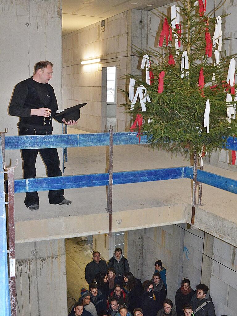 Im ersten Stock, über der neuen Aula der Berufsfachschule für Musik Bad Königshofen stand der Richtbaum. Er war in den fränkischen Farben rot-weiß geschmückt. Hier sprach Zimmermeister Matthias Reinwand den Richtspruch Im ersten Stock, über der neuen Aula der Berufsfachschule für Musik Bad Königshofen stand der Richtbaum. Er war in den fränkischen Farben rot-weiß geschmückt. Hier sprach Zimmermeister Matthias Reinwand den Richtspruch