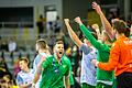 Rimpars Trainer Julian Thomann ballt die Siegerfaust: Die Wölfe gewinnen das Frankenderby in Coburg mit 26:25.