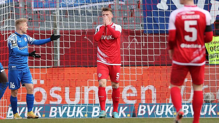 Nicht zu fassen: Marvin Pourié und die Würzburger Kickers enttäuschen gegen den 1. FC Magdeburg. Nicht zu fassen: Marvin Pourié und die Würzburger Kickers enttäuschen gegen den 1. FC Magdeburg.