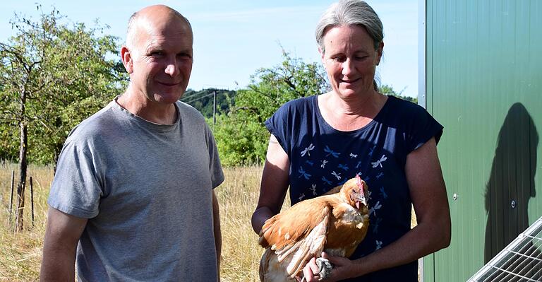 Bio-Landwirt Herbert Krückel und seine Partnerin Sabine Feddersen beteiligen sich am Projekt RegioHuhn des Naturlandverbands. Bio-Landwirt Herbert Krückel und seine Partnerin Sabine Feddersen beteiligen sich am Projekt RegioHuhn des Naturlandverbands.