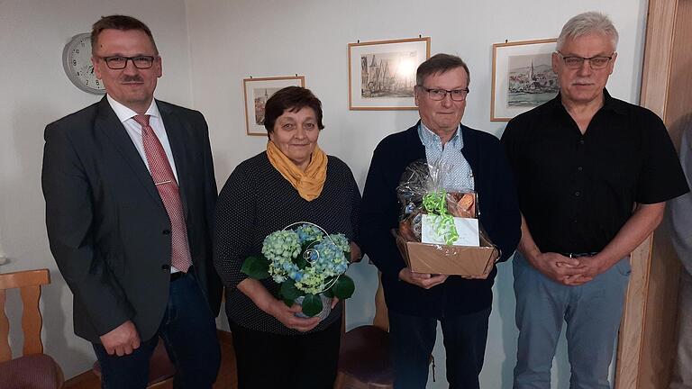 Im Rahmen des Jagdessens der Grundholden des Gemeinschaftsjagdrevieres von Humprechtshausen wurde der langjährige Jagdvorsteher Robert Schuler feierlich verabschiedet. Im Bild von links: Bürgermeister Bernd Fischer, Magda und Robert Schuler, Gert Bauer, Sprecher der Jagdpächter des Jagdrevieres Humprechtshausen. Im Rahmen des Jagdessens der Grundholden des Gemeinschaftsjagdrevieres von Humprechtshausen wurde der langjährige Jagdvorsteher Robert Schuler feierlich verabschiedet. Im Bild von links: Bürgermeister Bernd Fischer, Magda und Robert Schuler, Gert Bauer, Sprecher der Jagdpächter des Jagdrevieres Humprechtshausen.